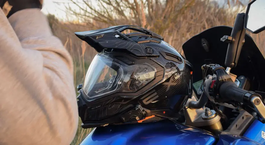 Casco de moto negro con diseño de mapa topográfico, listo para aprender como limpiar casco de moto.