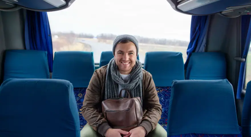 Ubiór na podróż autokarem: Porady eksperta na komfortową trasę