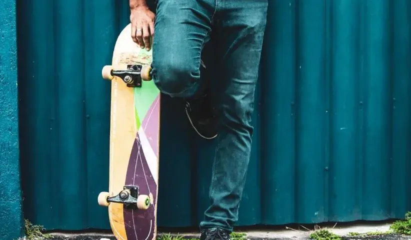Spodnie tapered co to znaczy – poznaj ich styl i charakterystykę