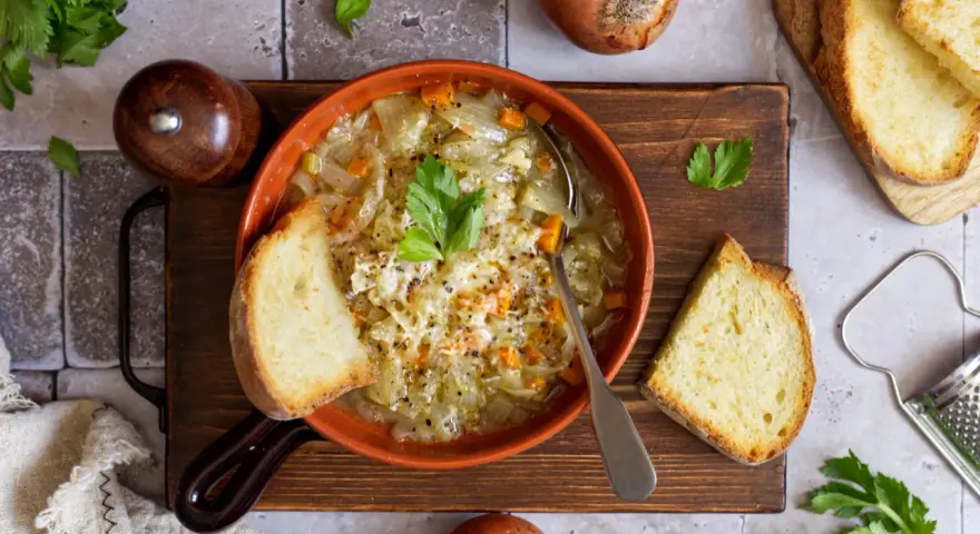 Zuppa di cavolo e carote, una deliziosa carabaccia ricetta, servita con pane tostato e prezzemolo fresco.