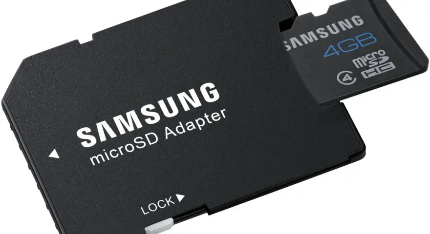 Adaptateur microSD Samsung avec une carte 4GB insérée. La taille carte sd est parfaite pour vos appareils.