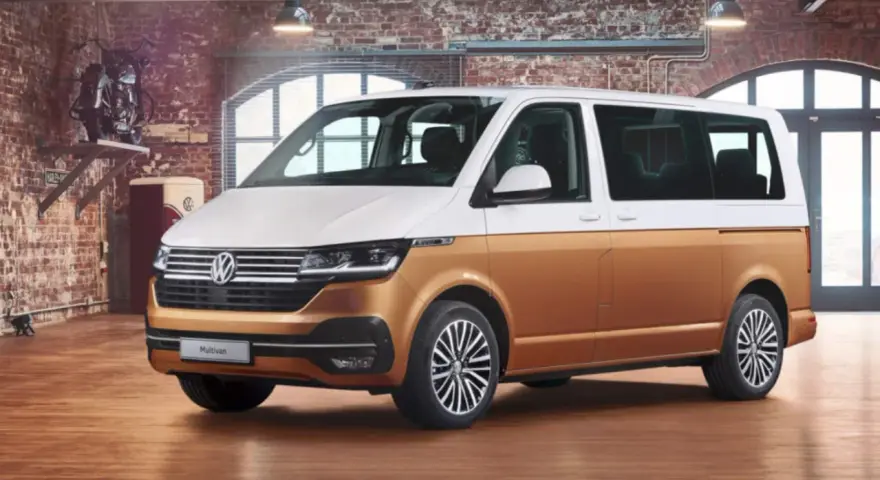 Dwukolorowy Volkswagen Multivan, który może być odpowiedzią na pytanie, jaki bus osobowy jest najmniej awaryjny.