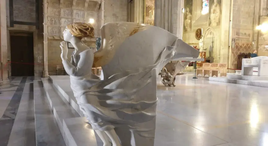 Marmorengel in einer Kathedrale, der betet. Die Skulptur erinnert an einen bibel verse über Hoffnung und Glauben.