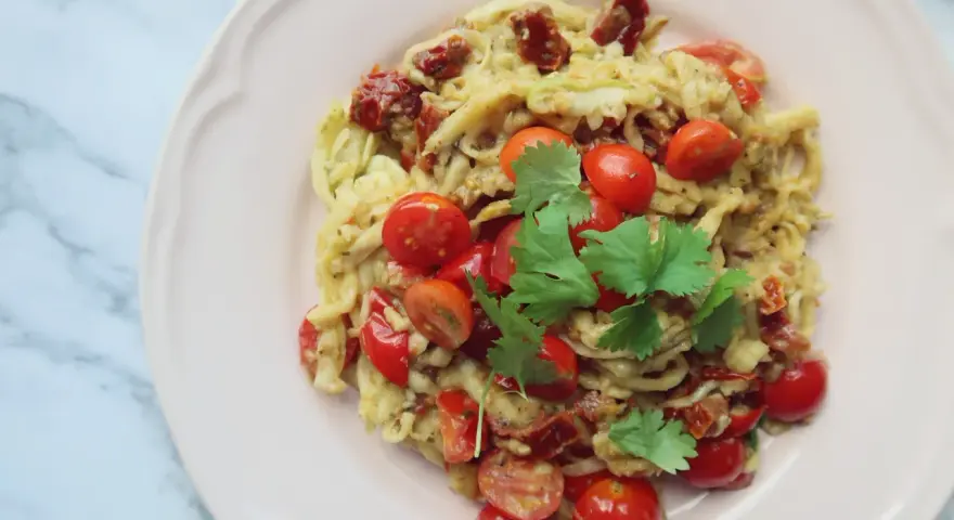 Spaghetti z cukinią i pomidorami: Obiad w 20 min + triki