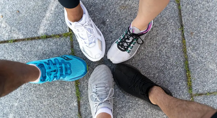 Cinco pares de zapatillas deportivas de colores, listas para evitar esguinces en cualquier aventura.