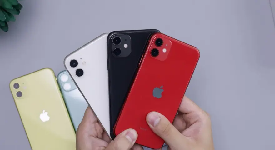 Ułatw sobie przejście z Androida na iOS dzięki tej aplikacji. Na zdjęciu iPhone'y w kolorach: żółtym, zielonym, białym, czarnym i czerwonym.