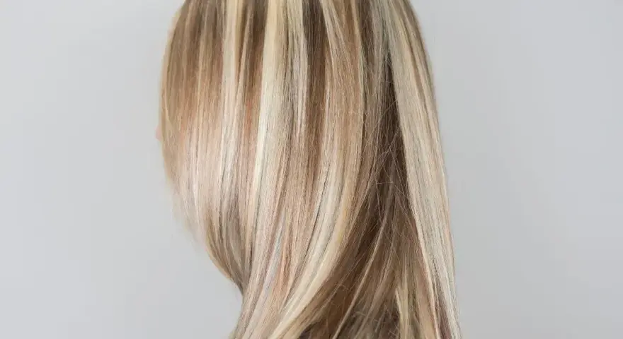 Piękne, długie włosy z kontrastującymi pasemkami blond, które dodają im głębi i blasku.