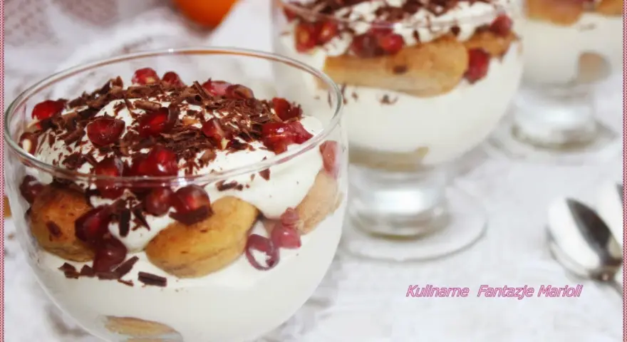 Pyszne tiramisu z mascarpone w pucharkach, udekorowane granatem i czekoladą. Sprawdzony przepis na deser, który zachwyci każdego.