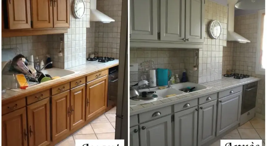 Avant/Après : une cuisine ancienne rénovée. Les meubles en bois brut ont été peints en gris clair, donnant un coup de jeune à l'ensemble.