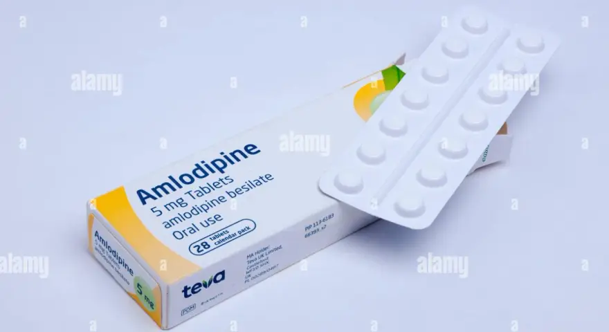 Confezione di Amlodipina 5 mg, 28 compresse per uso orale, con blister e foglietto illustrativo.