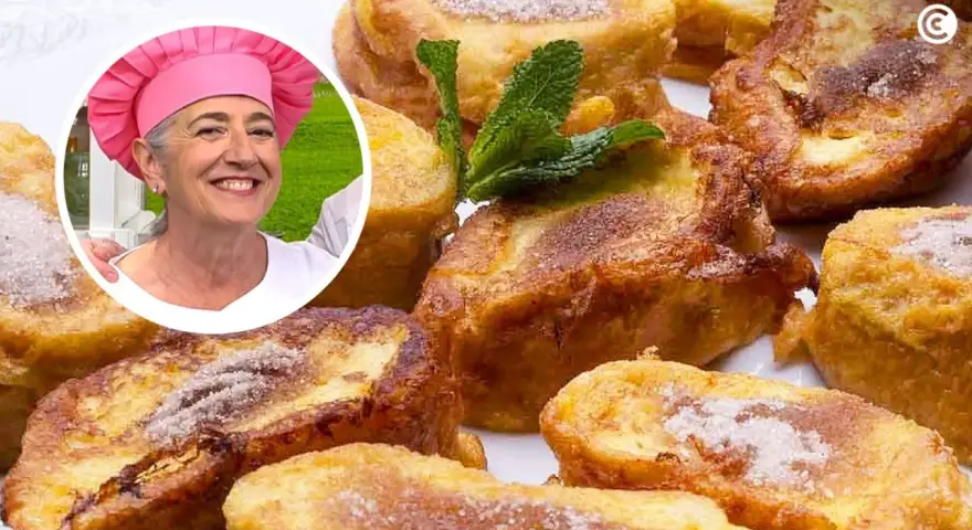 Una mujer sonriente con gorro de chef rosa presenta deliciosas torrijas con pan de molde, espolvoreadas con azúcar y canela.