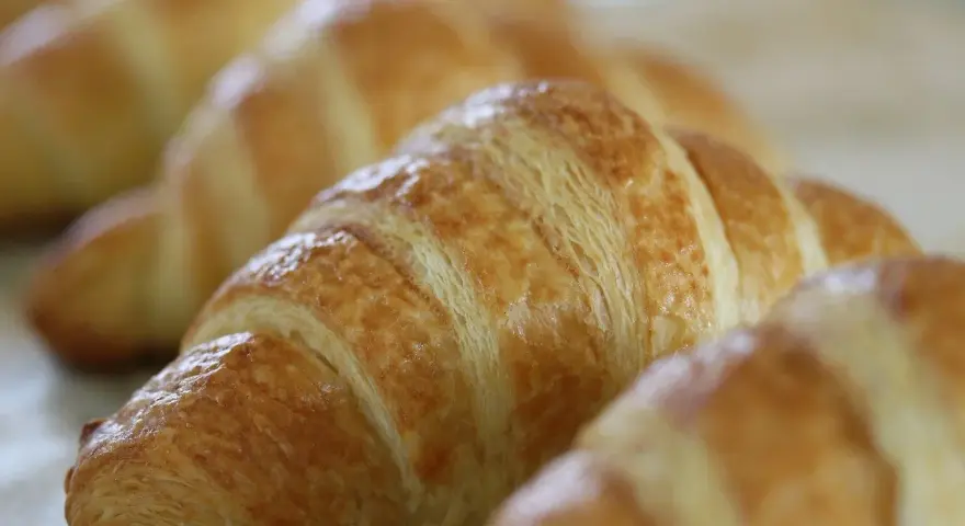 Złociste, chrupiące rogaliki z ciasta francuskiego, idealne na śniadanie. Ile piec ciasto francuskie? Krótko, by było idealne!