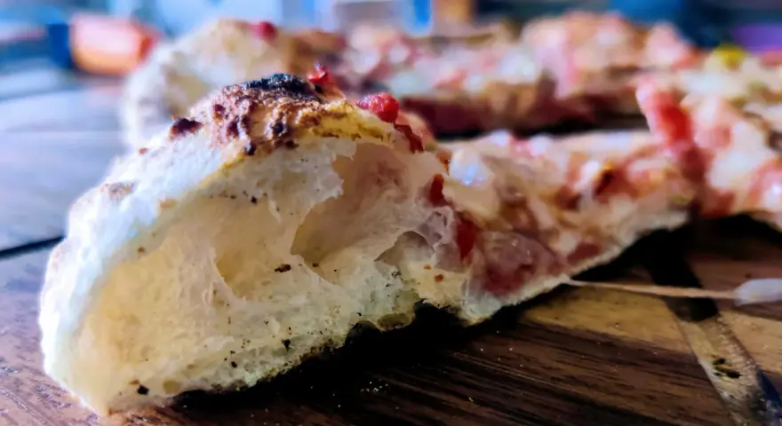 Czym posmarować spód pizzy, by uniknąć miękkości i poprawić smak