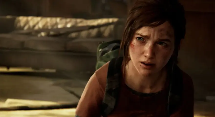Ellie, con el rostro sucio y herido, busca en una **caja fuerte de hotel** en The Last of Us.