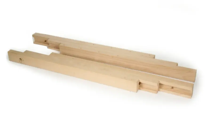 Tavole di legno grezzo, pronte per il processo di stagionatura, che ne assicura la durabilità e stabilità.