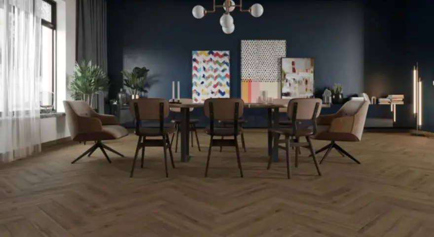 Drewniana podłoga w jodełkę, ciemne ściany, stół z krzesłami i fotele.
