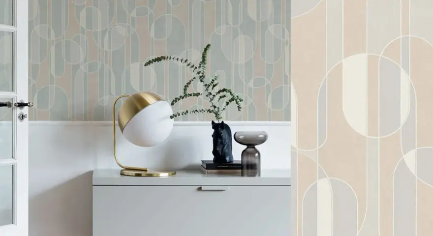 Ideas de papel pintado para recibidor: diseño geométrico en tonos pastel y beige, creando un ambiente moderno y acogedor.