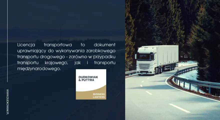 Biała ciężarówka jedzie krętą drogą przez las. Tekst informuje, że licencja transportowa to dokument uprawniający do wykonywania zarobkowego transportu drogowego, niezbędny do uzyskania licencji kierowcy.