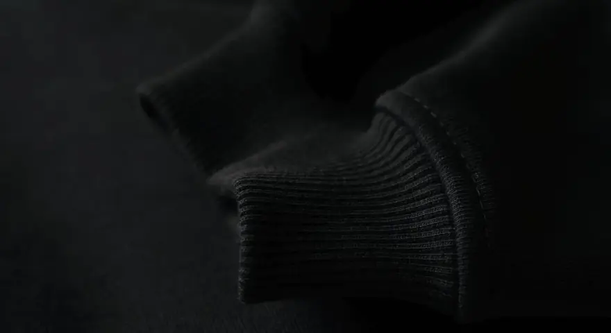 Czarne ściągacze bluzy, które mogą pomóc w odświeżeniu koloru. Dowiedz się, jak przywrócić czarny kolor ubraniom.