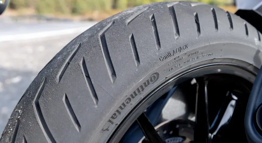 Gomma moto Continental Conti Attack. Dopo quanti anni le gomme moto si induriscono? Dipende da molti fattori, ma la qualità Continental dura a lungo.