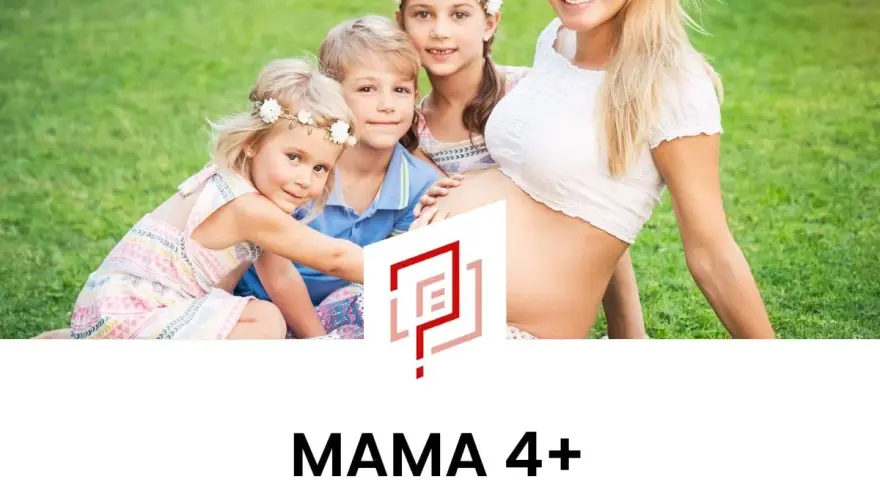 Ciężarna mama z trójką dzieci na trawie. Myślą o przyszłości i emeryturze za 4 dzieci.