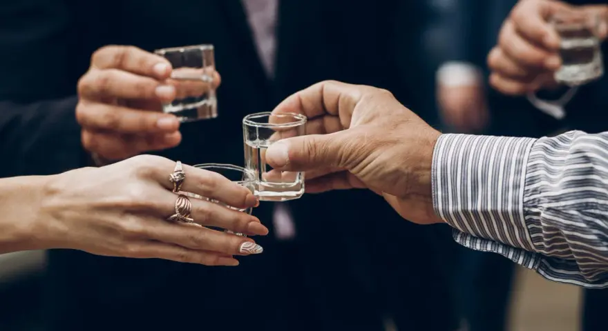 Wódka na wesele: Jak obliczyć, by nie zabrakło i nie przepłacić?