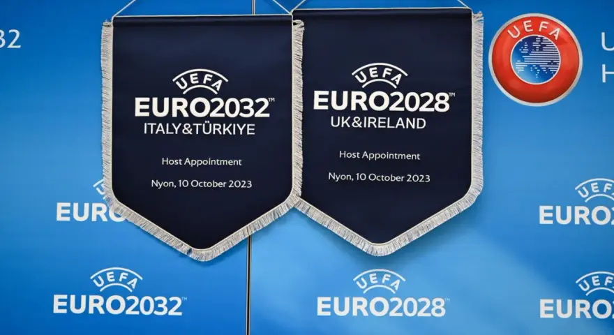 Dwa banery informują o przyznaniu organizacji Euro 2032 Włochom i Turcji oraz Euro 2028 Wielkiej Brytanii i Irlandii.
