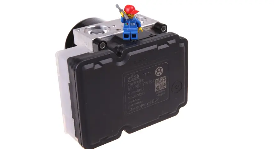 Lego mechanik naprawia moduł ABS, być może z błędem dtc u0405 ford.