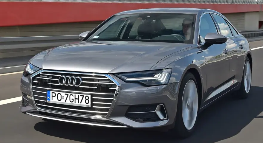 Szary Audi A6 na drodze. Sprawdź aktualną audi a6 cena i wyposażenie.