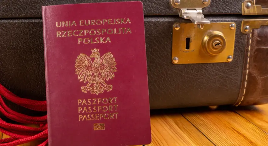 Polski paszport i walizka czekają na podróż. Może właśnie z biura paszportowego w Gdańsku?