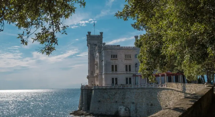 Castello di Miramare, un gioiello tra le cose da vedere a Trieste e dintorni, si affaccia sul mare scintillante.