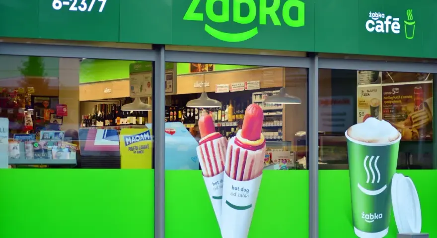 Dwa hot dogi i kawa z Żabki, idealne na szybką przekąskę.