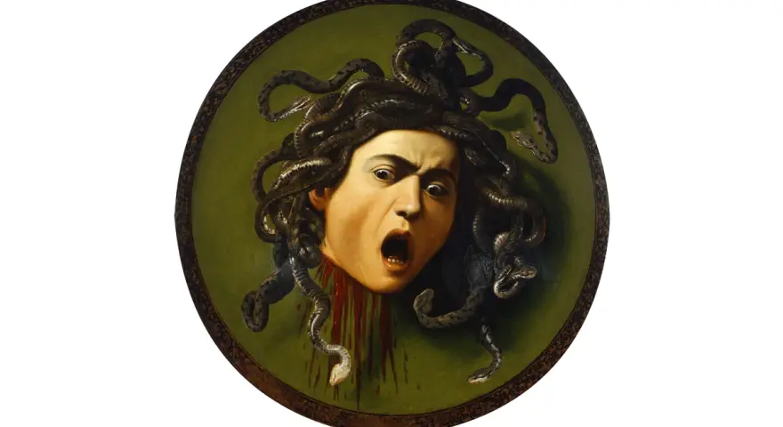 La tête coupée de la gorgone Méduse, aux cheveux de serpents, hurle de terreur sur un fond vert.