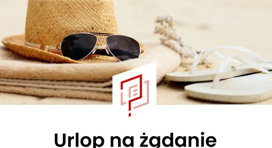 Słomkowy kapelusz, okulary przeciwsłoneczne i klapki na plaży. Idealny zestaw na urlop na żądanie.
