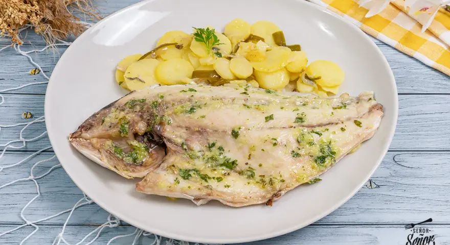 Dorada al horno con patatas panaderas, un plato principal delicioso y saludable.