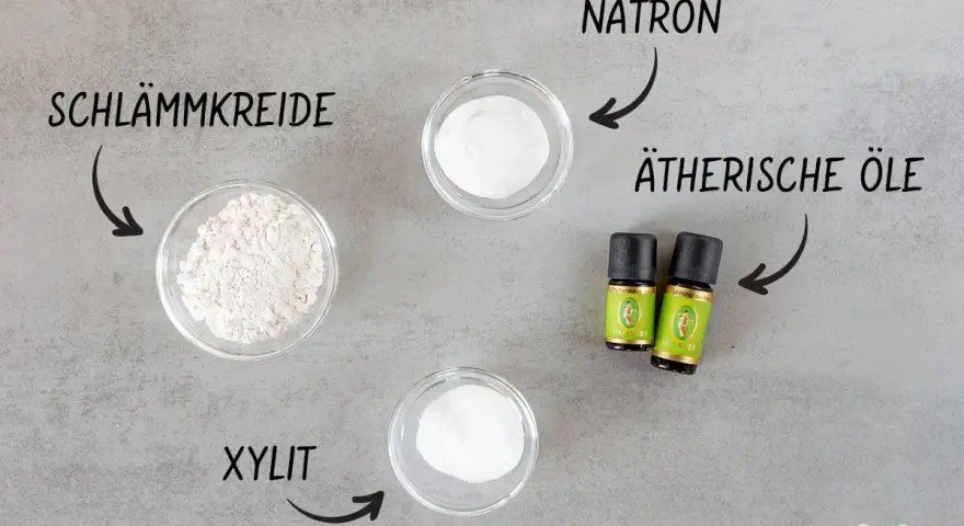 Zutaten für zahnpulver selber machen: Schlämmkreide, Natron, Xylit und ätherische Öle.