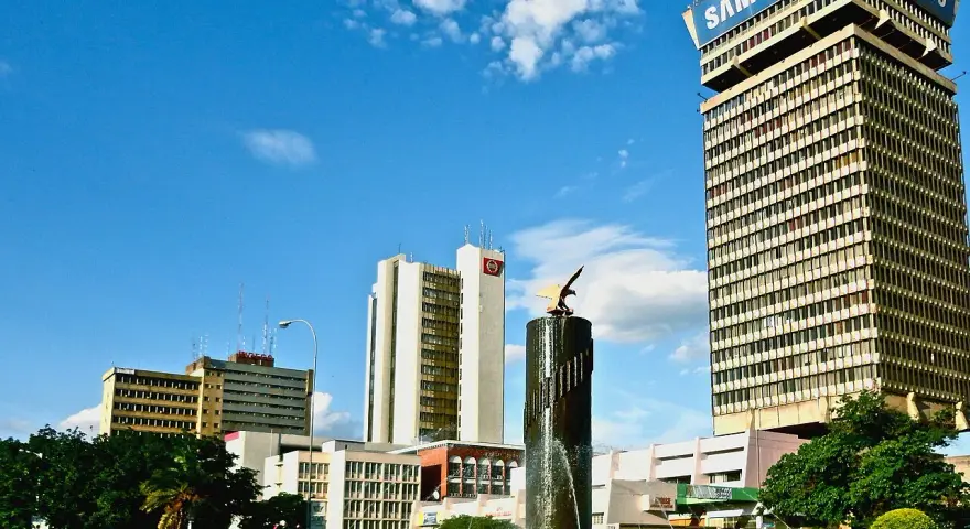 Główne miasto Zambii, Lusaka, z charakterystycznym budynkiem Samsung i fontanną z orłem.