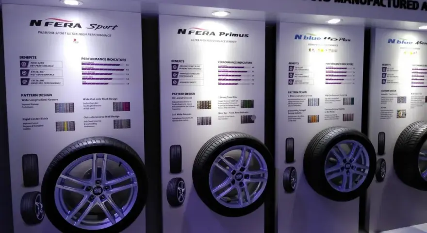 Nexen to firma produkująca opony. Na wystawie prezentowane są modele N Fera Sport, N Fera Primus i N Blue HD Plus, z opisami ich zalet i parametrów.