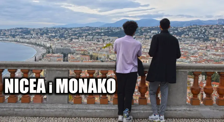 Dwóch przyjaciół podziwia panoramę Nicei, największego miasta na Lazurowym Wybrzeżu, z widokiem na morze i góry.