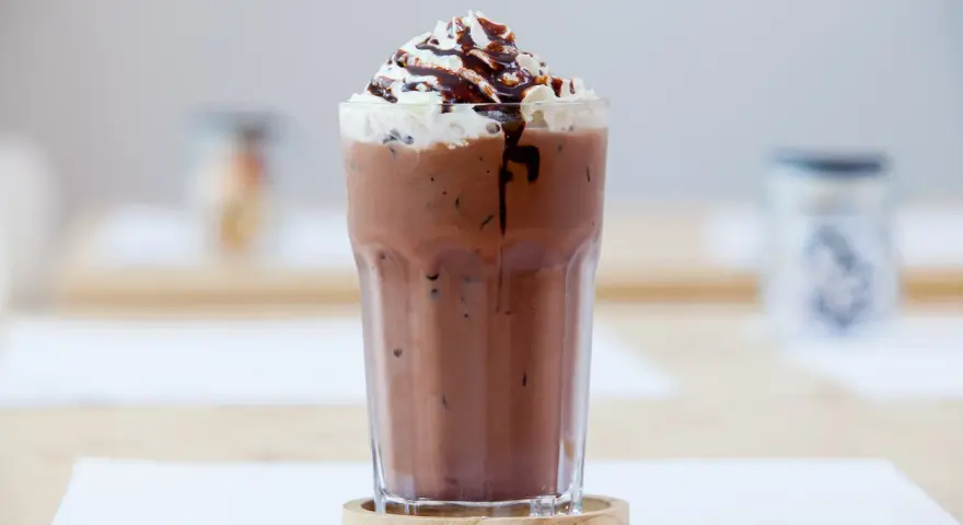 Pyszny shake czekoladowy z bitą śmietaną i polewą. Idealny przepis na deser.