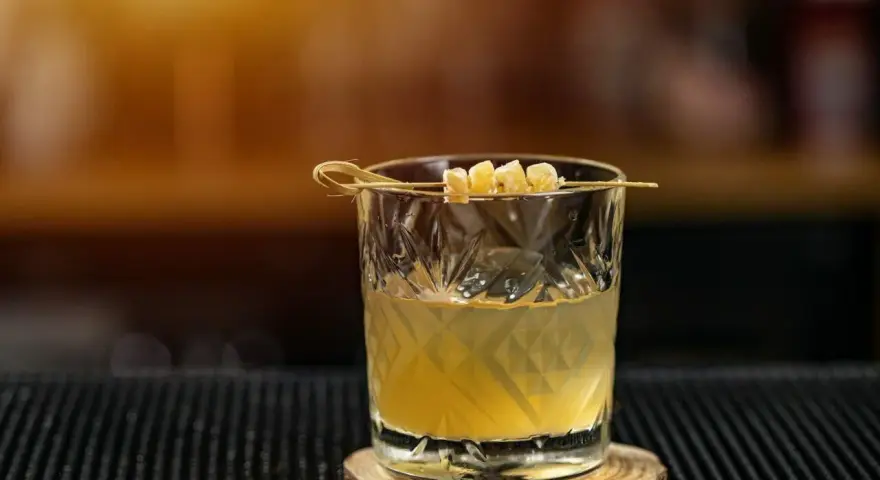 Złocisty drink z imbirem i popcornem. Idealny do popijania Ballantines, gdy chcesz poczuć coś wyjątkowego.