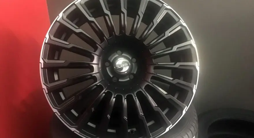 Cerchi in lega neri con dettagli diamantati, perfetti per dare un look aggressivo alla tua Range Rover.