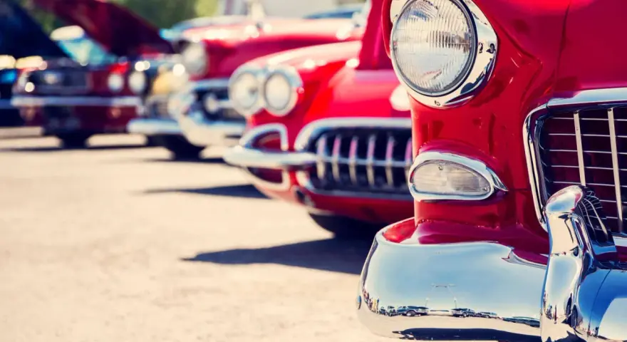 Una fila di auto d'epoca rosse scintillanti, un vero spettacolo per gli occhi. Dopo quanti anni un'auto diventa d'epoca?