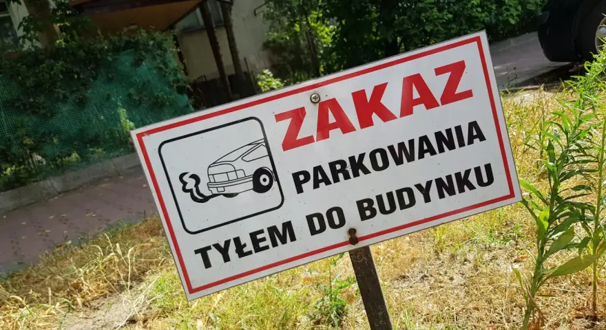 Czy można parkować tyłem do budynku? Sprawdź przepisy i uniknij mandatu