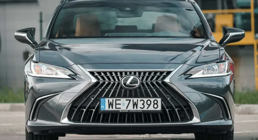 Szara hybryda Lexus ES 300h z przodu, z widocznym grillem i logo.