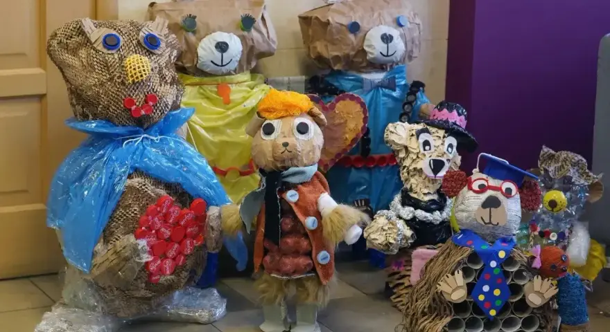 Kreatywne, ekologiczne zabawki z recyklingu. Jak zrobić takie misie? Z papieru, plastiku i korków!
