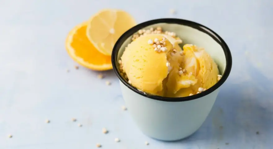 Erfrischendes, selbstgemachtes Orangeneis mit Zitronenscheiben und gepufften Amaranth-Körnern. Perfekt für heiße Tage!
