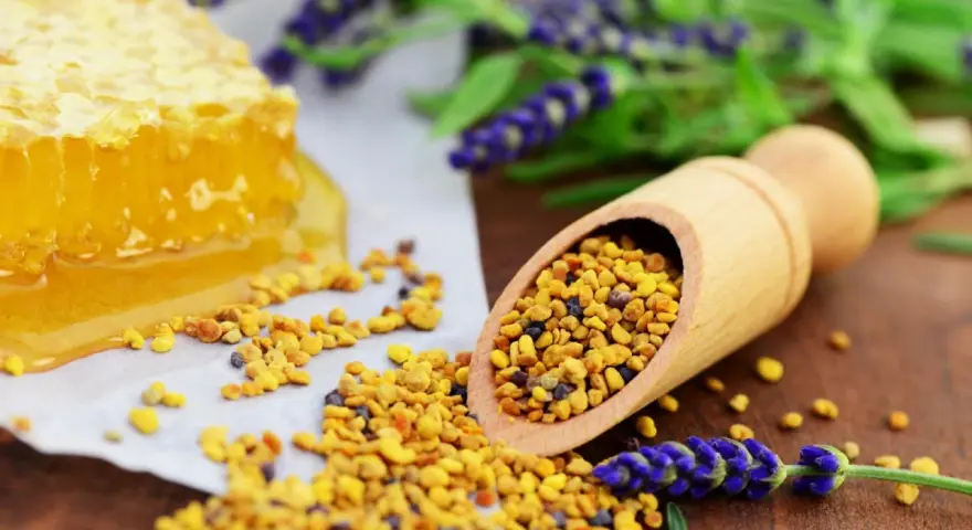 Miele, polline e lavanda, ingredienti naturali per scoprire i propoli benefici.