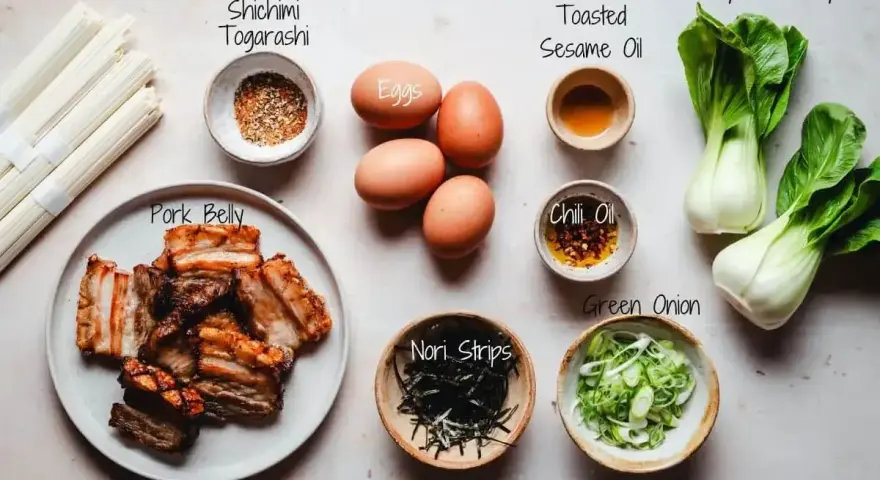 Składniki do ramen miso: makaron, jajka, boczek, pak choi, nori, cebula, shichimi togarashi, olej sezamowy i chili.