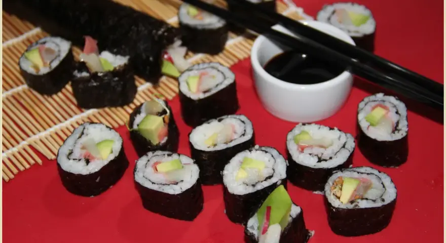 Pyszne sushi ze śledziem, awokado i rzodkiewką, przygotowane na weekendowy wieczór.